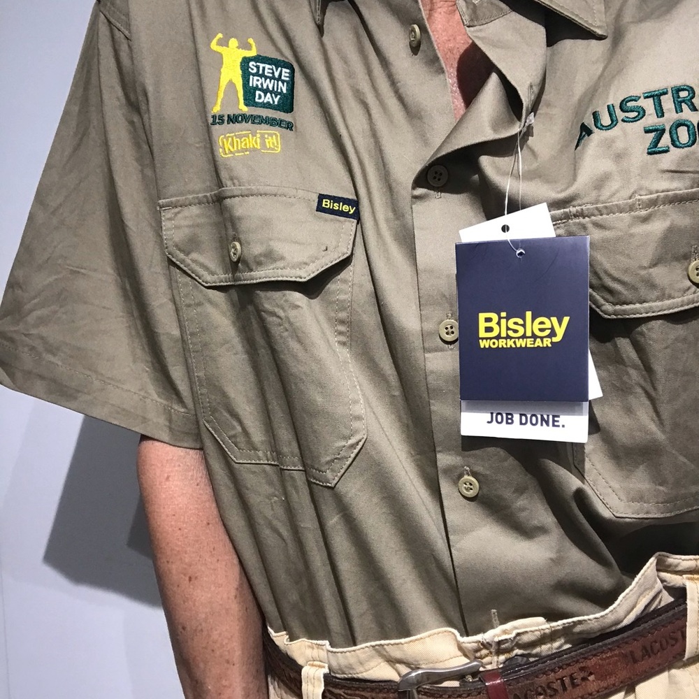 Steve Irwin Day Khaki Short-Sleeve Button-Down Work Shirt Size Medium